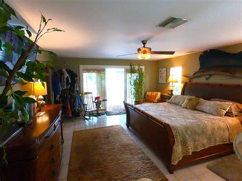 homes with rooms for rent.